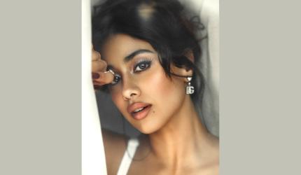 Wear The 9 Colours of Navratri In Your Makeup