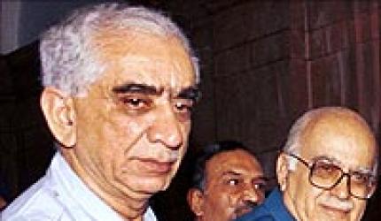 Expelled BJP leader Jaswant Singh meets Advani