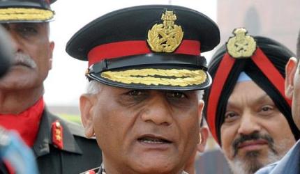 V K Singh meets Anna, says no politics behind it