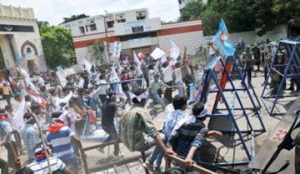 Osmania students clash with police over Telangana