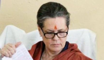 Karnataka passing through some of the darkest days: Sonia