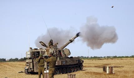 Gaza bombardment continues, Israeli tanks at border