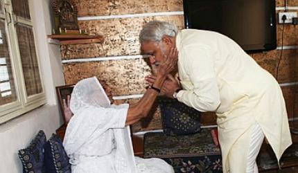 He will lead the country to development, says Modi's mother