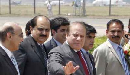 Sharif offers prayers at Delhi's Jama Masjid