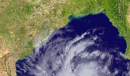 Fear looms large as cyclone Hudhud heads for Odisha