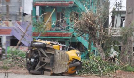 Hudhud leaves a trail of destruction, PM to visit Vizag today