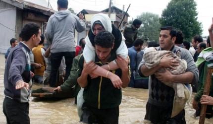 Flood victims run pillar to post for relief material