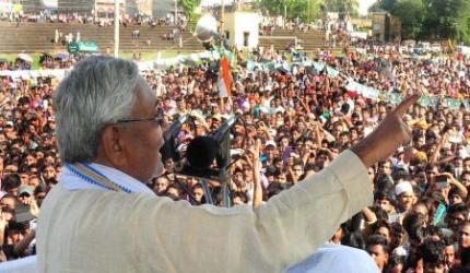 Slippers shown, Modi chants at Nitish Kumar during rally