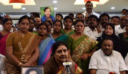 Sasikala presents MLAs before journalists, claims they are free and united