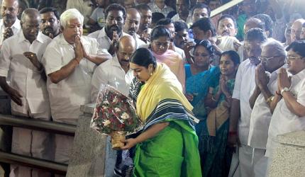 Jaya's niece Deepa joins OPS at Jayalalithaa's memorial