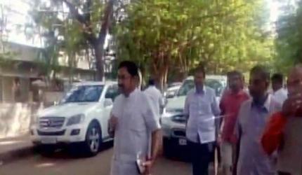 Days after floor test, Dinakaran meets Sasikala in prison