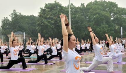 Yoga fever grips China ahead of UN International Yoga Day