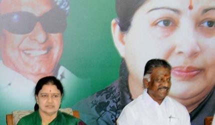 AIADMK dumps Sasikala and family; path clear for OPS's ghar wapsi