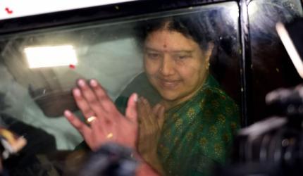 Sasikala visits husband Natarajan at hospital