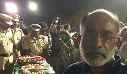 Union minister trolled for 'selfie' at CRPF jawan's funeral 