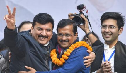 Kejriwal writes to L-G, staking claim to form govt