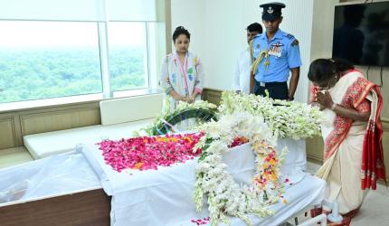 Prez Murmu visits hospital to pay tribute to Shibu Soren