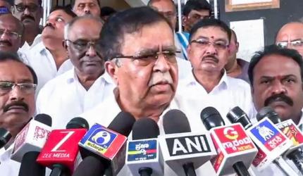 BJP woos sacked K'taka minister amid rift with Cong