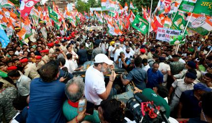 Rahul offers water, seat in jeep to injured cop during Voter Adhikar Yatra