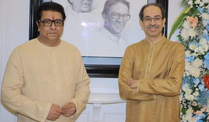 Uddhav visits Raj's home on Ganesh Chaturthi