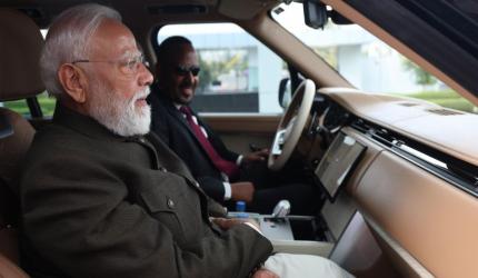 Ethiopia PM drives Modi to his hotel in Addis Ababa