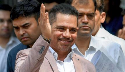 ED quizzes Robert Vadra for 5 hrs in Sanjay Bhandari case