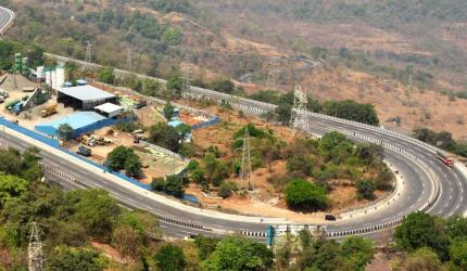 Speeding truck crushes 20 cars on Mumbai-Pune Expressway