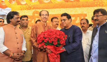 Raj Thackeray drives to Matoshree to greet Uddhav on his birthday