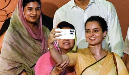 Kangana's Selfie In Session