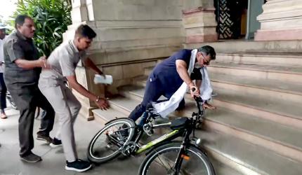 OOPS... DKS Falls Off A Cycle!