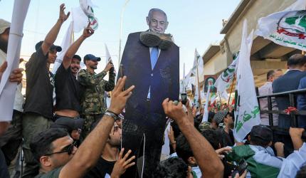 Iraqis Beat Netanyahu With Shoes
