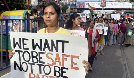 2 nurses didn't intervene when air hostess was assaulted
