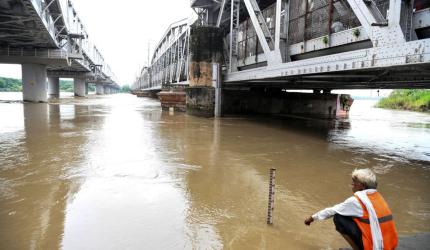Swollen Yamuna breaches danger mark, enters houses in Delhi