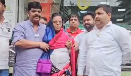 Cong neta forced to wear saree by BJP workers for Modi post