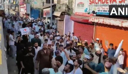 Tension in UP's Bareilly as cops, locals clash outside mosque