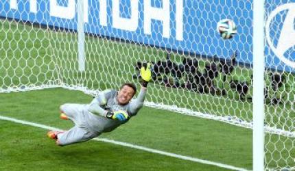 Early Dutch goal hands Julio Cesar unwanted record