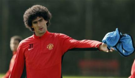 Manchester United's Fellaini sidelined for weeks after wrist surgery