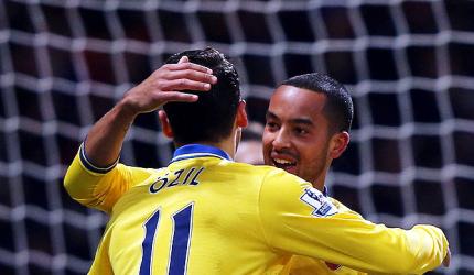 EPL PHOTOS: Walcott lifts Arsenal, City sink Liverpool