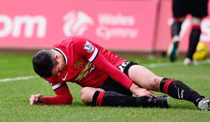 United's Van Persie doubtful starter for Manchester derby