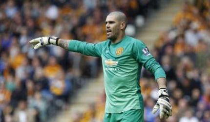 Valdes hits back at Van Gaal in United row