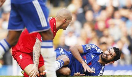 Ref lets off Costa for kicking Skrtel during EPL match