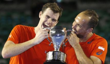 Big brother Murray sets the tone by clinching doubles crown