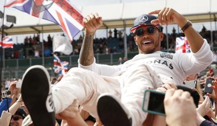 Hamilton urges fans not to boo Rosberg
