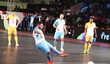 Futsal: Giggs's Mumbai record opening win; Ronaldinho's Goa go down