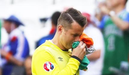 Ireland keeper Given hangs gloves on international career