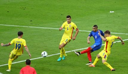 Payet's late stunner helps France floor Romania in Euro opener