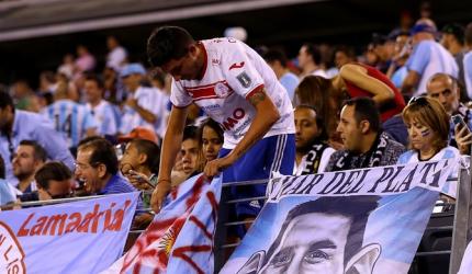 Don't go, Leo, plead Argentina fans 