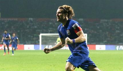 ISL: Forlan strikes as Mumbai snap ATK's dream run, go top