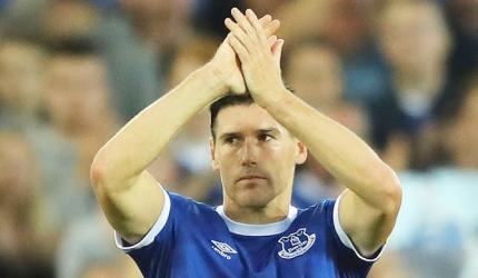 Everton manager hails 'perfect player' Barry