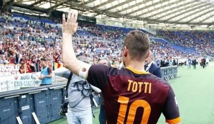 Totti penalty gives Roma a win in wet Serie A